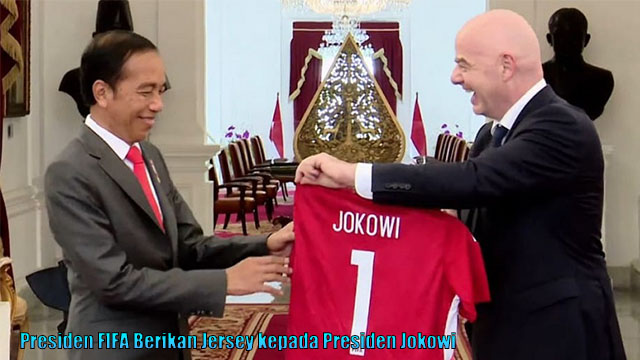 Presiden FIFA Berikan Jersey kepada Presiden Jokowi